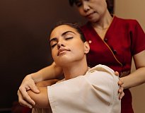 «Спокойствие и гармония», традиционный тайский массаж воротниковой зоны и фут-массаж