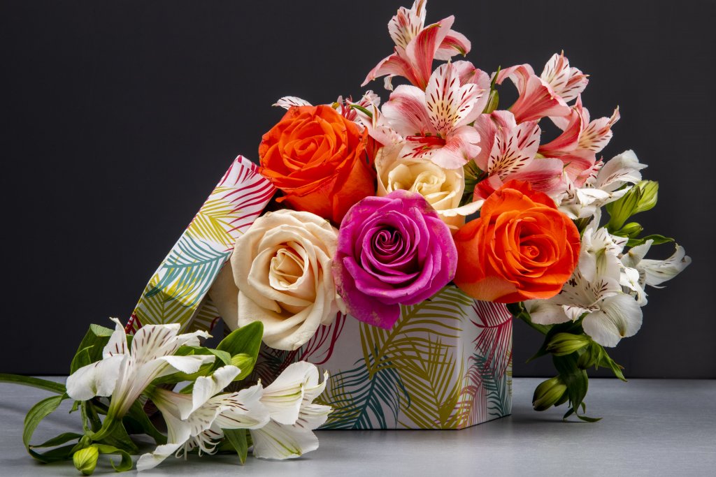 side-view-bouquet-colorful-roses-pink-color-alstroemeria-flowers-gift-box-black-table-min.jpg